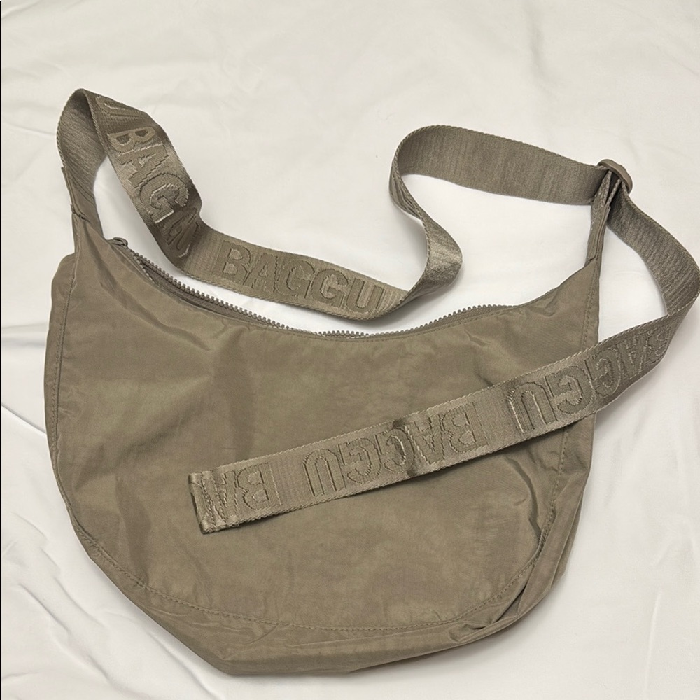 BAGGU Medium Crescent in Dove